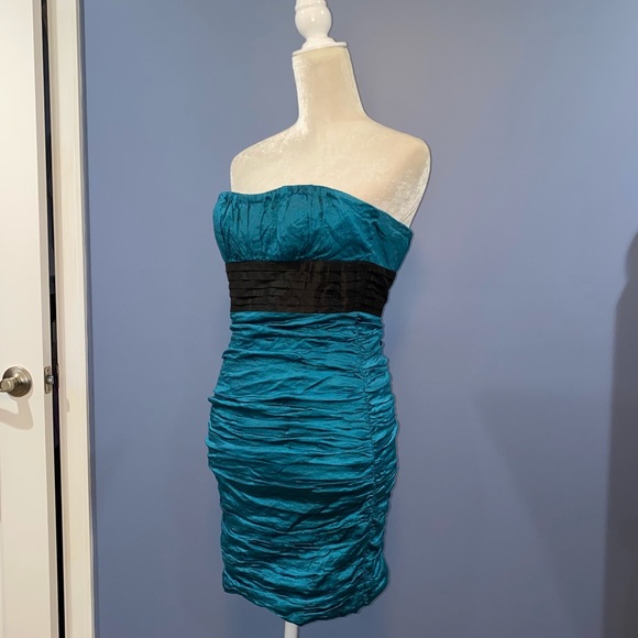 Dress Worn once! In excellent condition. - Picture 2 of 3